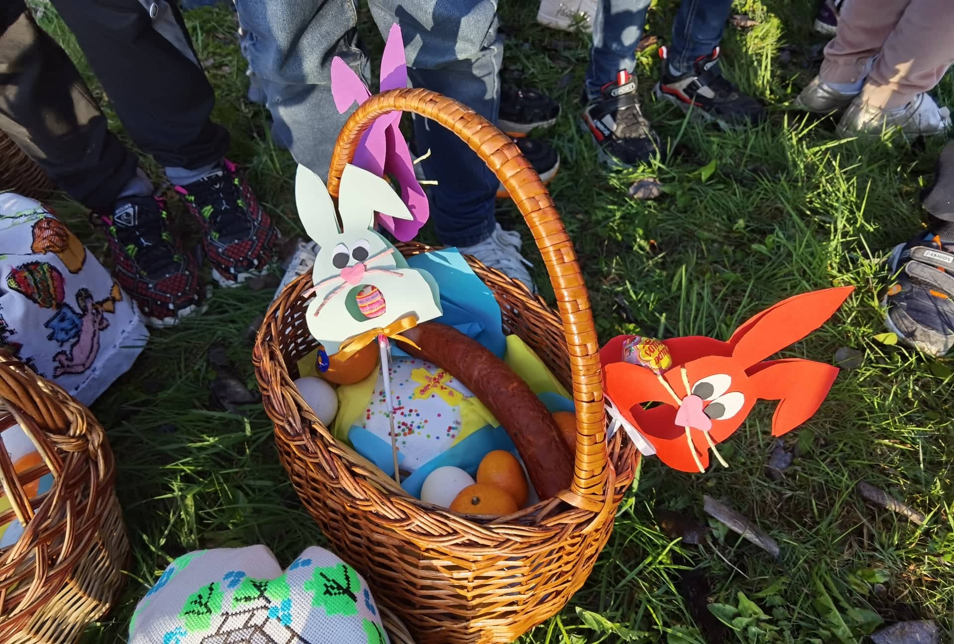 Wielkanocne zajączki przygotowane przez uczniów i przedszkolaków